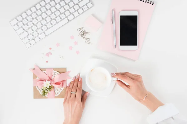 Mulher bebendo café no local de trabalho — Fotografia de Stock