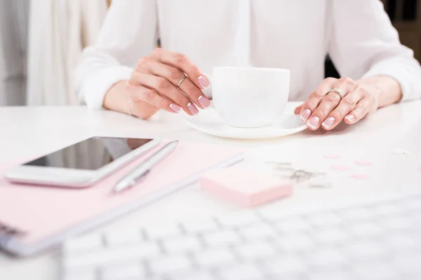 Woman drinking coffee at workplace — Stock Photo, Image