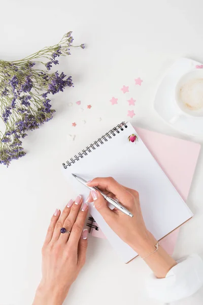 Vrouw schrijven in notebook — Stockfoto