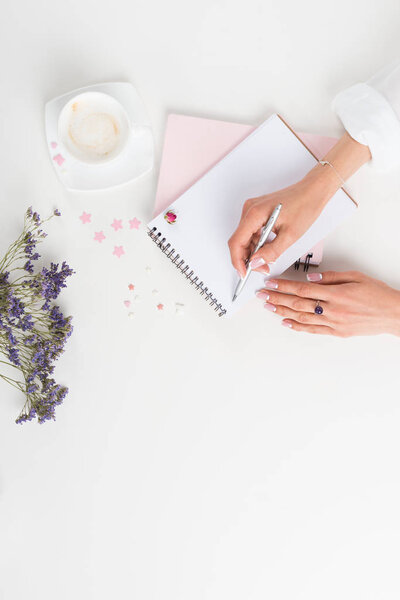 женщина пишет в блокноте