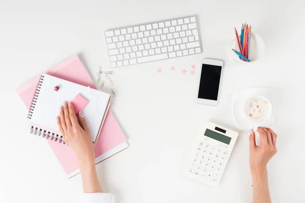 Mani femminili con cappuccino e carte bianche — Foto Stock