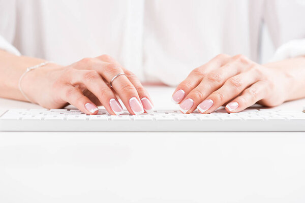 женщина печатает на клавиатуре