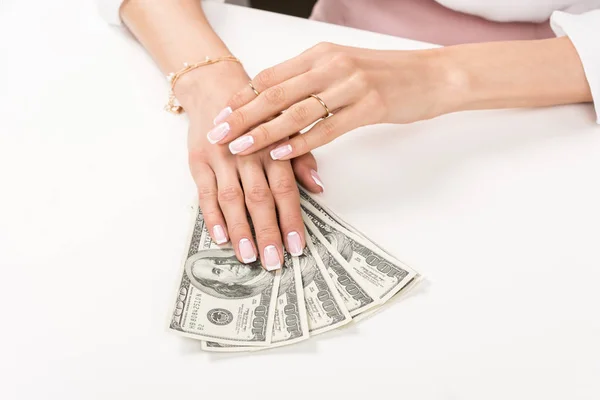 Manos femeninas con billetes en dólares — Foto de Stock