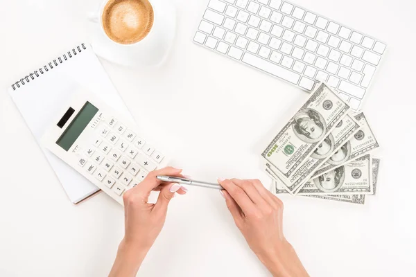 Geschäftsfrau und Dollarnoten am Arbeitsplatz — Stockfoto