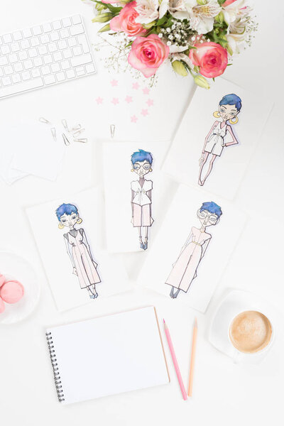 эскизы с модными платьями на рабочем месте
