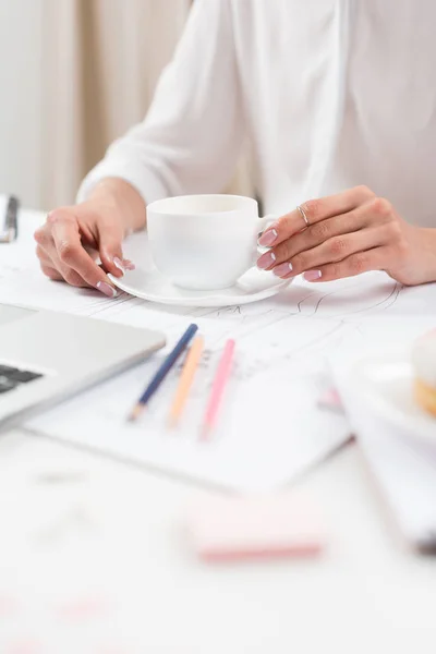 Zakenvrouw drinken koffie — Stockfoto