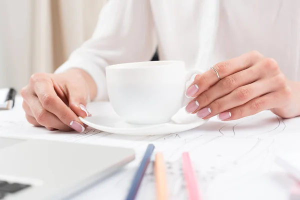 Geschäftsfrau trinkt Kaffee — Stockfoto