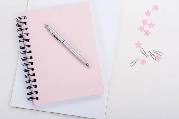 Pluma con cuaderno y material de oficina — Foto de Stock