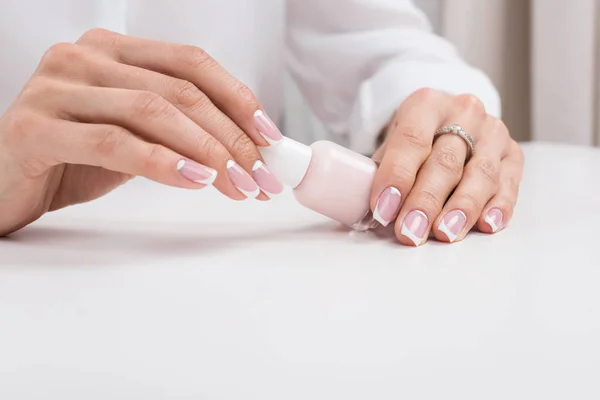 Donna che fa manicure — Foto Stock