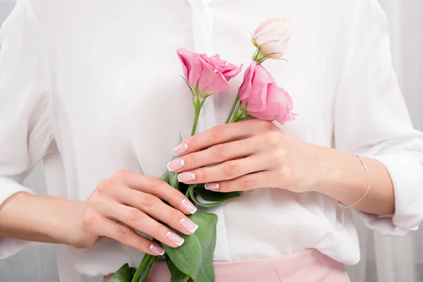 Kvinnliga händer med blommor — Stockfoto