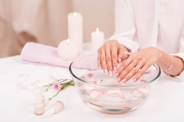 Traitement spa pour les mains féminines — Photo