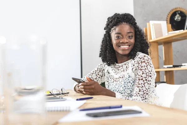 Africká americká podnikatelka na pracovišti — Stock fotografie