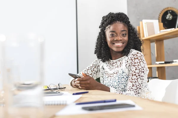 Afrikanisch-amerikanische Geschäftsfrau am Arbeitsplatz — Stockfoto