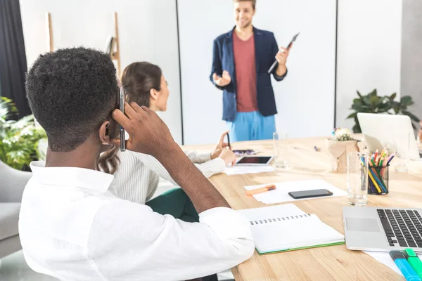 Afrikansk amerikansk affärsman vid möte — Stockfoto