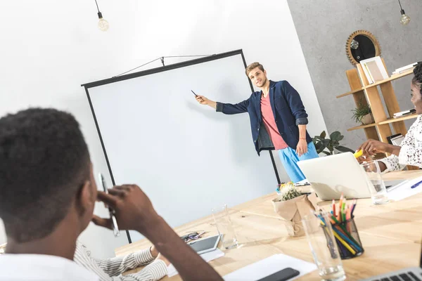 Empresário fazendo apresentação para colegas — Fotografia de Stock