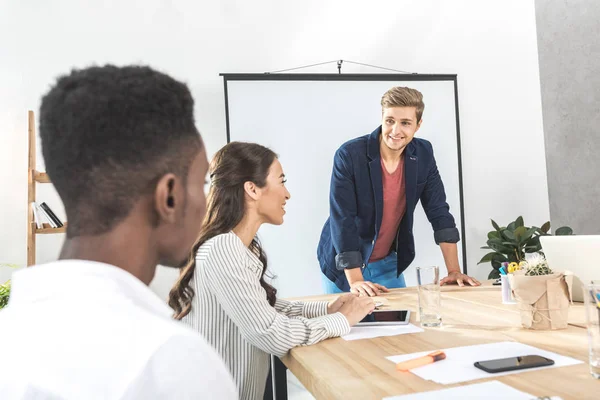 Compañeros de trabajo multietéreos que tienen conferencia — Foto de Stock