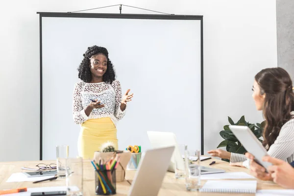 Africká americká podnikatelka na zasedání — Stock fotografie