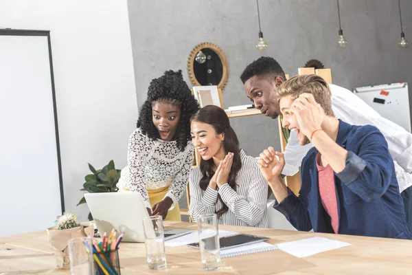 Empresarios multiculturales que trabajan juntos —  Fotos de Stock