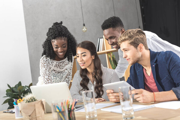 мультикультурные бизнесмены, работающие вместе
