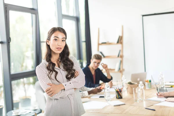 Asiático mujer de negocios en lugar de trabajo en oficina — Foto de stock gratis