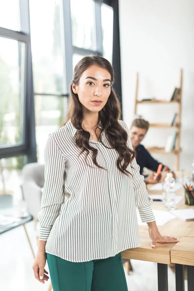 Asiático mujer de negocios en lugar de trabajo en oficina — Foto de Stock