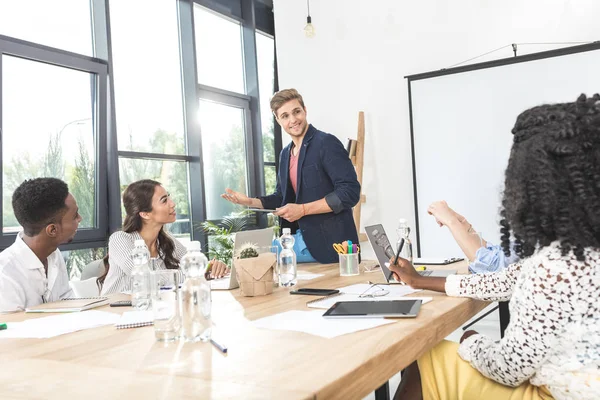 Equipo empresarial multicultural en la reunión — Foto de Stock