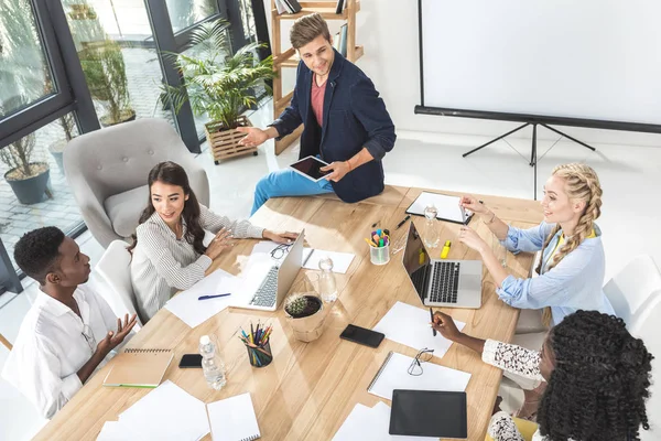 Multiculturele business team bij vergadering — Stockfoto