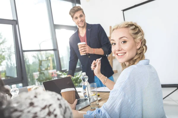 Forretningskvinne med kaffe som skal på møte – stockfoto