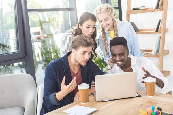 Equipe de negócios multiétnica com laptop — Fotografia de Stock