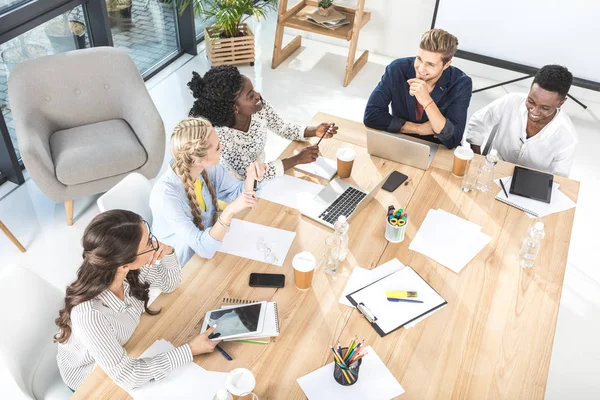 Empresários multiculturais discutindo o trabalho — Fotografia de Stock