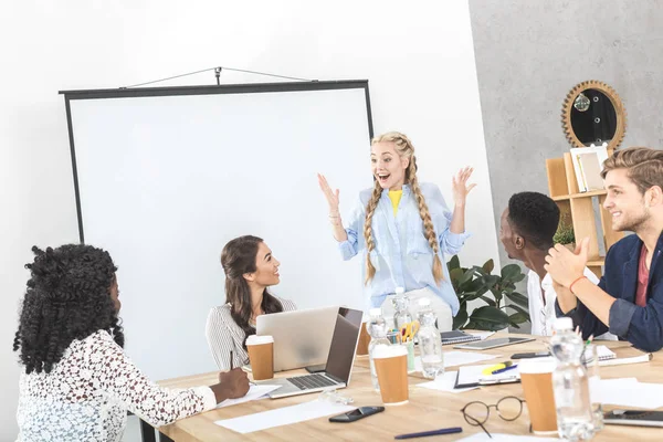 Des gens d'affaires multiculturels discutant du travail — Photo