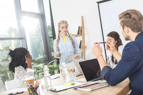 Empresários multiculturais discutindo o trabalho — Fotografia de Stock