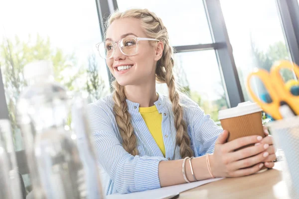 Femme d'affaires souriante avec café à emporter — Photo