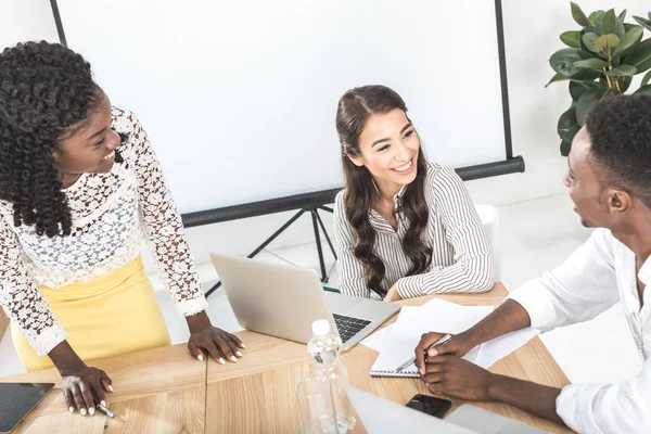 Empresarios multiculturales que debaten sobre el trabajo —  Fotos de Stock