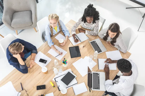 Multiculturele zaken ploeg die conferentie — Stockfoto