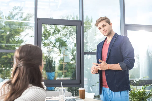 Businessman talking with colleague — Stock Photo, Image