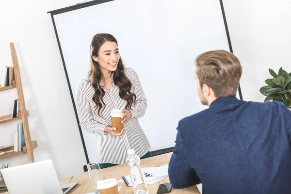 Asiática empresária falando com colega — Fotos gratuitas