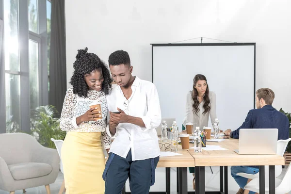 Les hommes d'affaires afro-américains avec smartphone — Photo