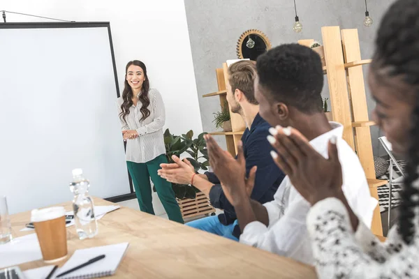 Asiático mujer de negocios presentando en reunión — Foto de Stock