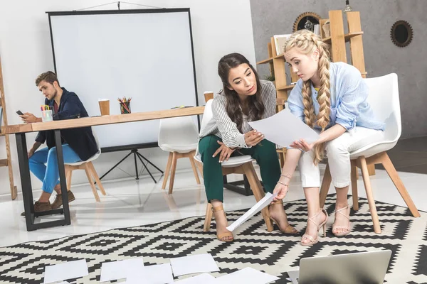 Empresarias multiculturales haciendo papeleo — Foto de Stock