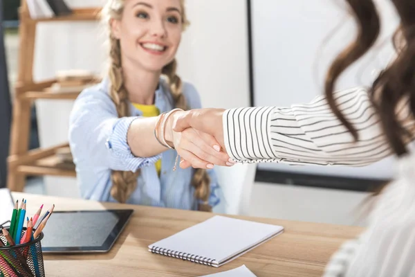 Empresária apertando as mãos com colega — Fotografia de Stock