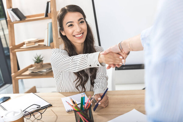 Asiático mujer de negocios estrechando las manos con colega — Foto de Stock