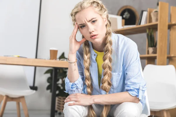 Pensive businesswoman at workplace — Free Stock Photo