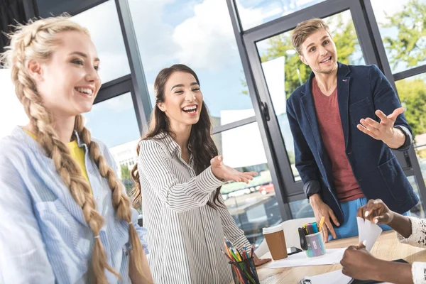 Empresarios multiculturales en el lugar de trabajo — Foto de Stock