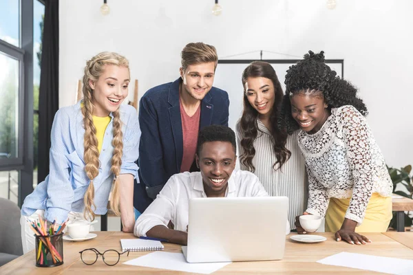 Tim bisnis multietnis dengan laptop — Stok Foto