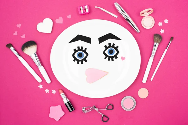 Paper face with makeup on plate — Stock Photo, Image