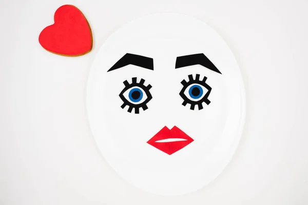 Paper face with makeup on plate — Stock Photo, Image