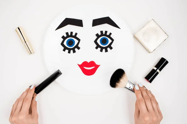 Papiergesicht mit Make-up auf Teller — Stockfoto
