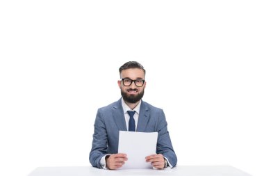 kağıtları ile gülümseyen haber spikeri