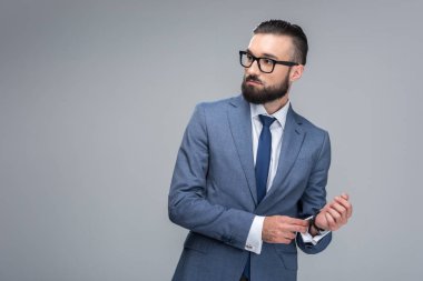 Kendine güvenen işadamı kılığında poz